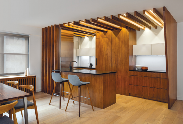 Dapur dengan dinding kayu alami tanpa cat